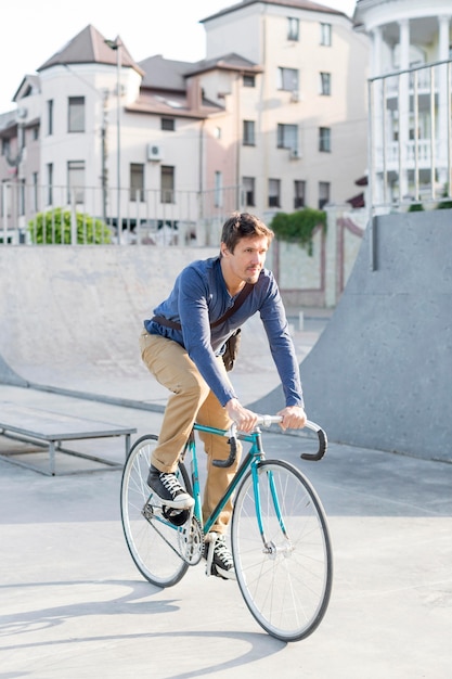 Hombre casual montando bicicleta al aire libre