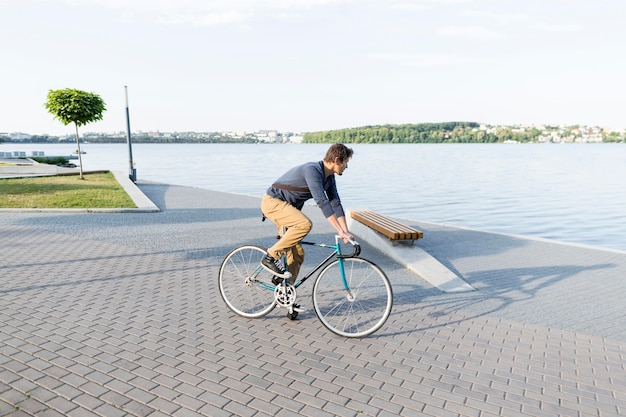 Hombre casual montando bicicleta al aire libre