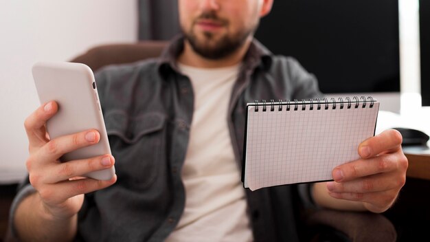 Hombre casual de primer plano trabajando desde casa