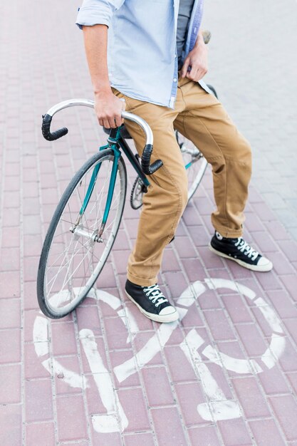 Hombre casual sentado en su bicicleta