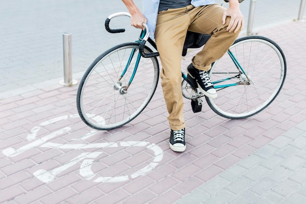 Hombre casual sentado en su bicicleta