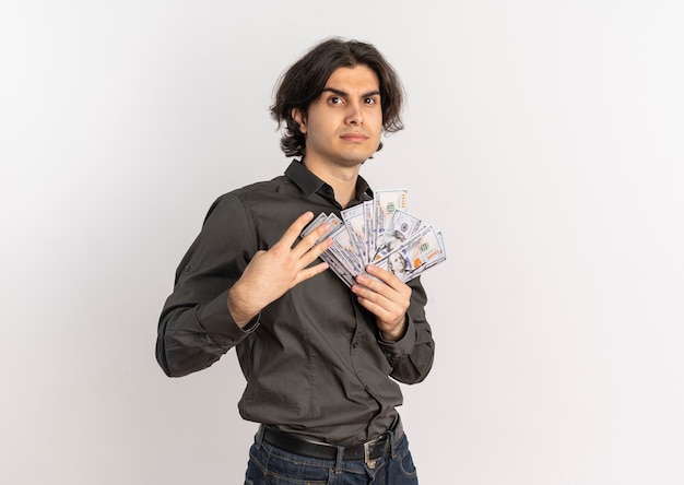 Hombre caucásico guapo confiado joven tiene dinero y gestos cuatro con los dedos aislados sobre fondo blanco con espacio de copia