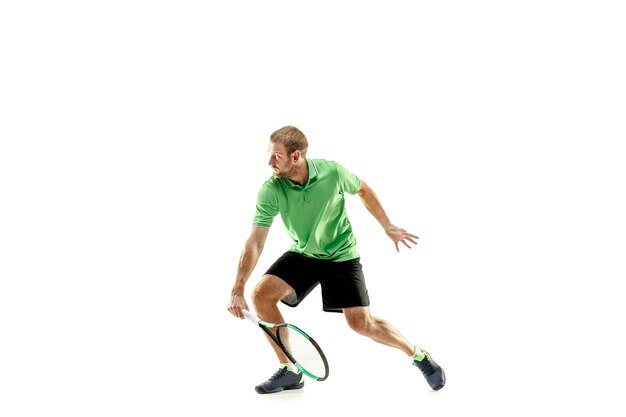 Un hombre caucásico jugando al tenis aislado en blanco