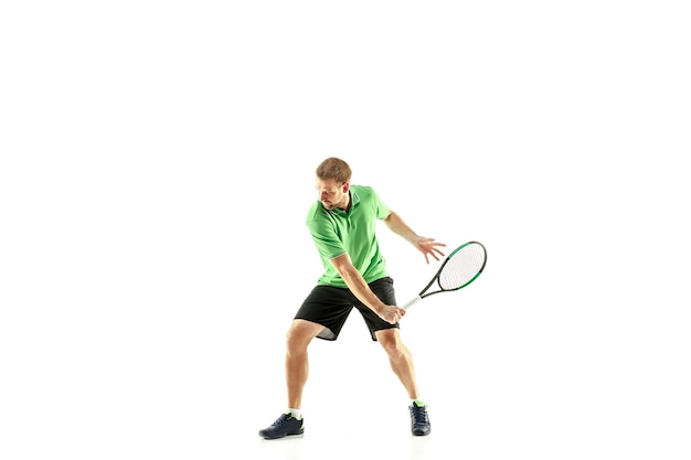 Un hombre caucásico jugando al tenis aislado en blanco