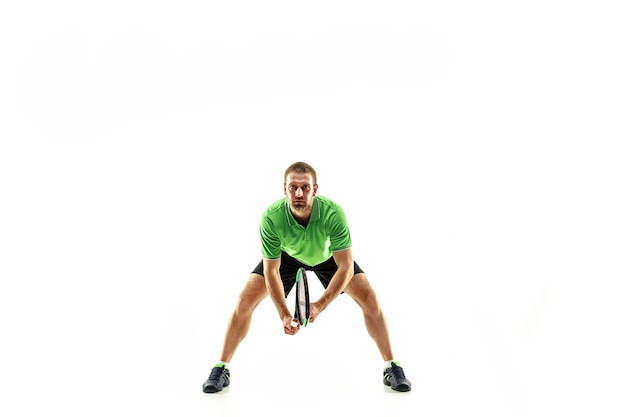 Un hombre caucásico jugando al tenis aislado en blanco