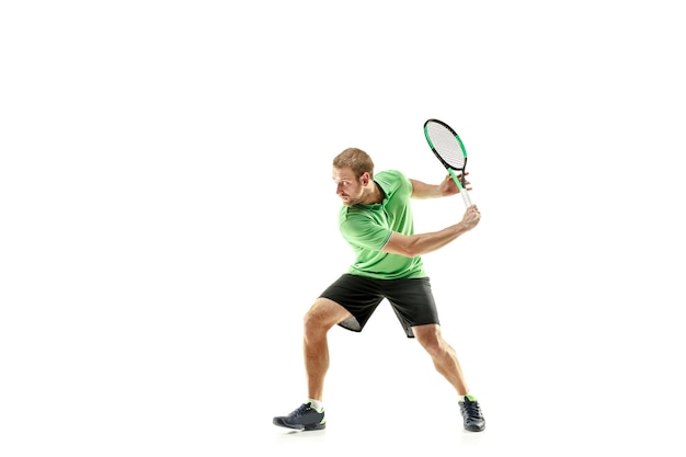 Un hombre caucásico jugando al tenis aislado en blanco