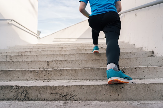 Foto gratuita hombre caucásico que estira entrenamiento de la ciudad