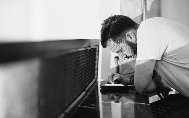 Hombre caucásico que usa el teléfono móvil