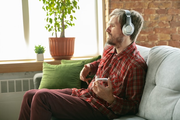 Foto gratuita hombre caucásico quedarse en casa