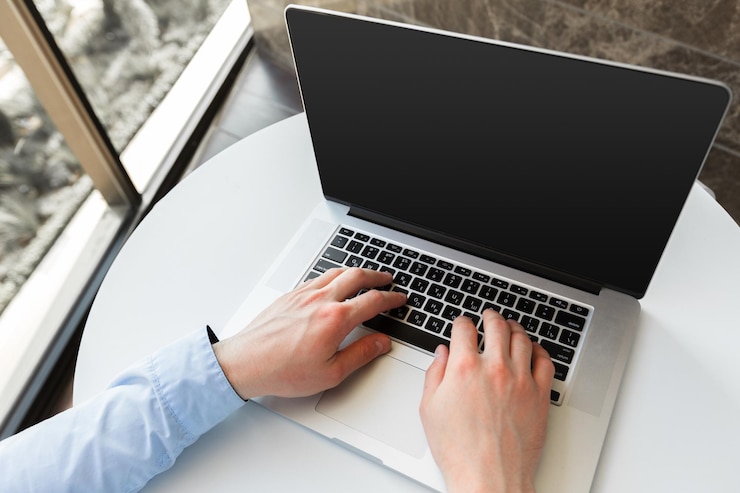 Foto gratuito hombre caucásico, utilizar la computadora portátil, en la mesa
