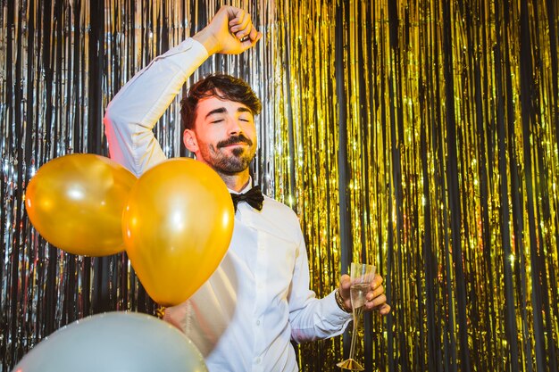 Hombre celebrando año nuevo con globos