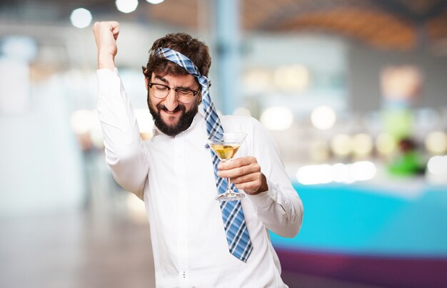 Hombre celebrando con una copa