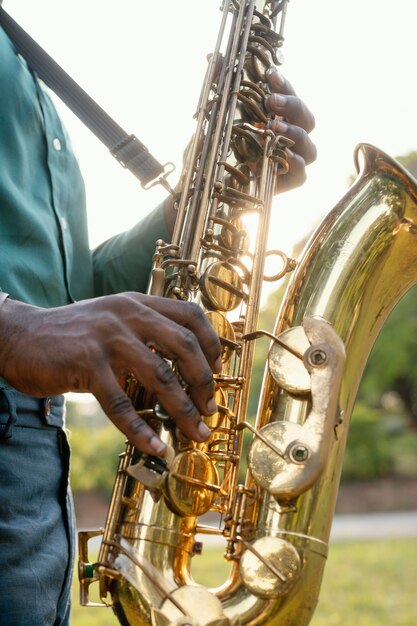 Hombre celebrando el día internacional del jazz