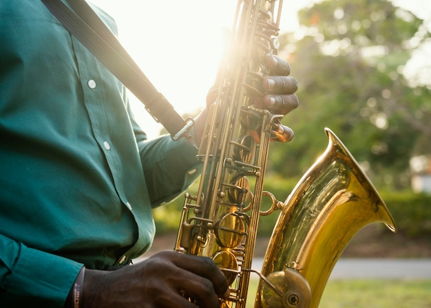 Hombre celebrando el día internacional del jazz