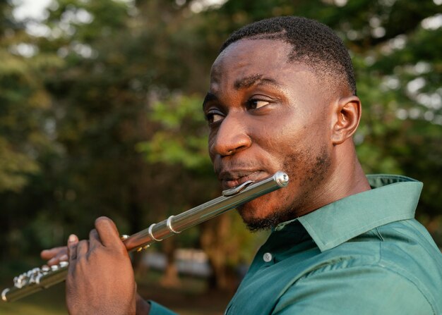 Hombre celebrando el día internacional del jazz