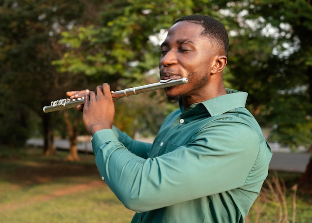 Hombre celebrando el día internacional del jazz