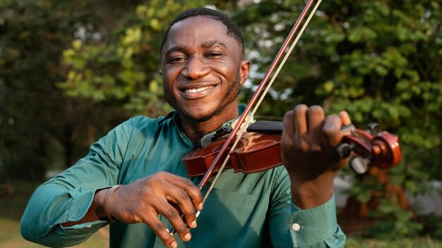 Hombre celebrando el día internacional del jazz