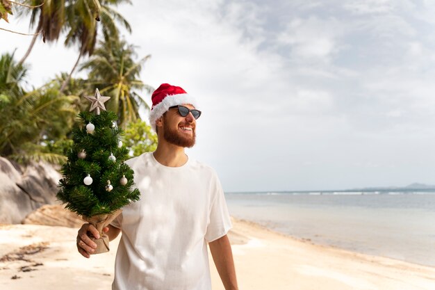 Hombre celebrando la navidad en julio