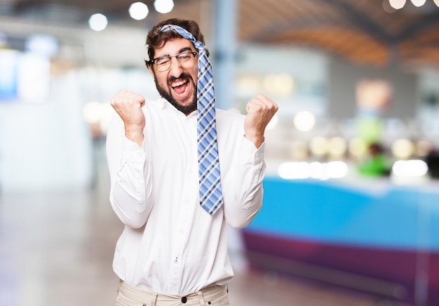 Hombre celebrando con su corbata en la cabeza