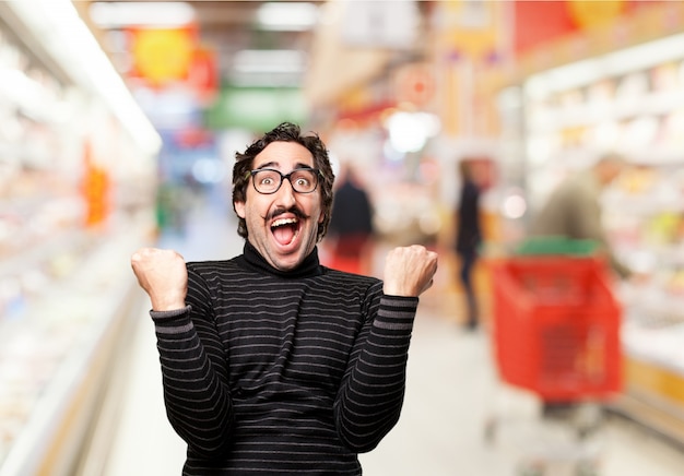 Hombre celebrando en un supermercado