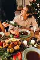 Foto gratuita hombre en cena de navidad con vino