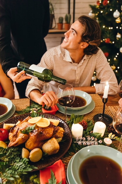 Hombre en cena de navidad con vino