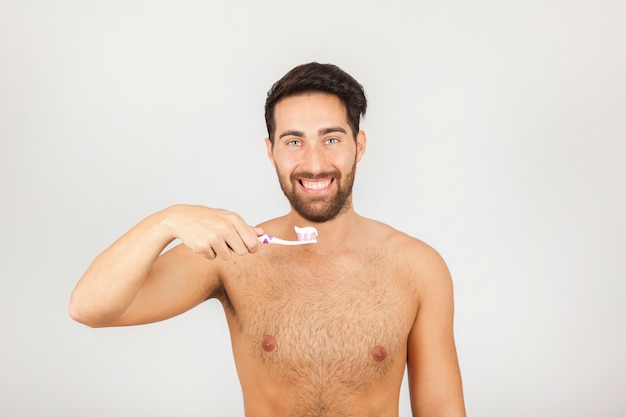 Foto gratuita hombre cepillándose los dientes