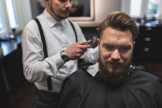 Hombre cerca de peluquería con estilo