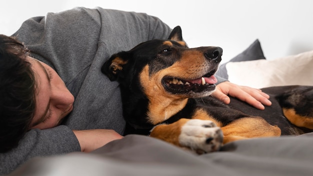 Foto gratuita hombre de cerca con perro sonriente