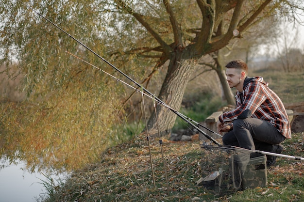 Foto gratuita hombre cerca del río en una mañana de pesca