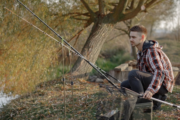 Foto gratuita hombre cerca del río en una mañana de pesca