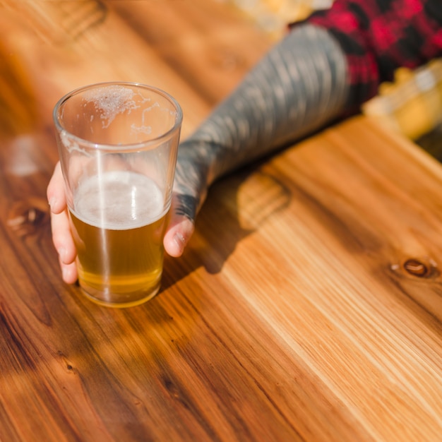 Hombre con cerveza artesana al aire libre