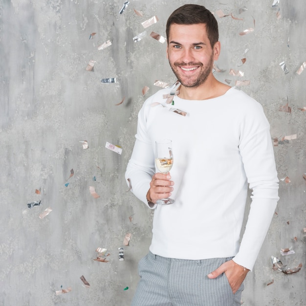 Foto gratuita hombre con champagne