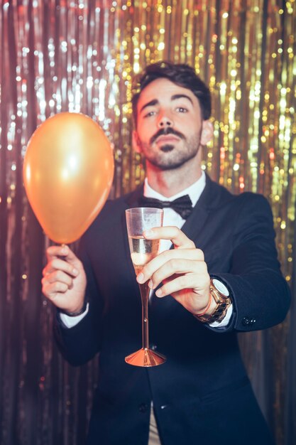 Hombre con champán en fiesta de año nuevo