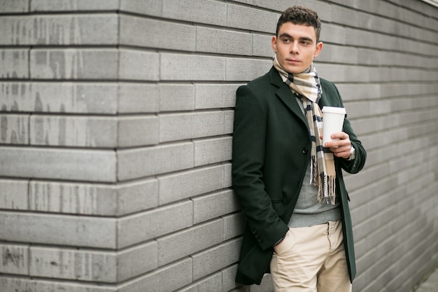 Foto gratuita hombre en la chaqueta con café