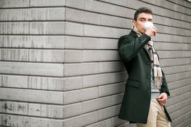 Hombre en la chaqueta con café