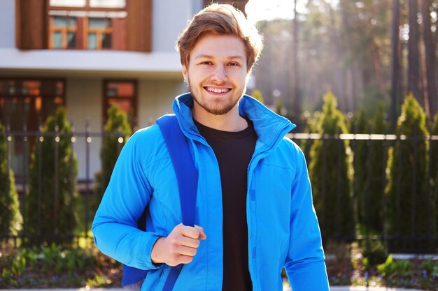 Un hombre con una chaqueta deportiva azul. Hora de verano