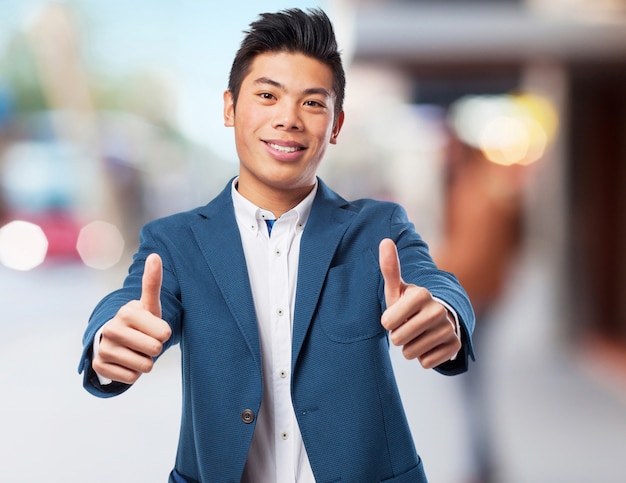 Foto gratuita hombre chino del doble del gesto