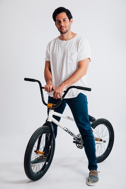 Hombre chulo con bicicleta bmx