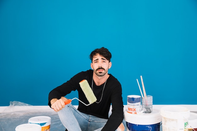 Foto gratuita hombre chulo con equipamiento de pintura