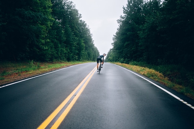 Hombre ciclista en bicicleta en la carretera