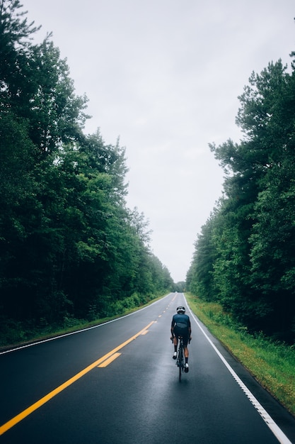 Hombre ciclista en bicicleta en la carretera