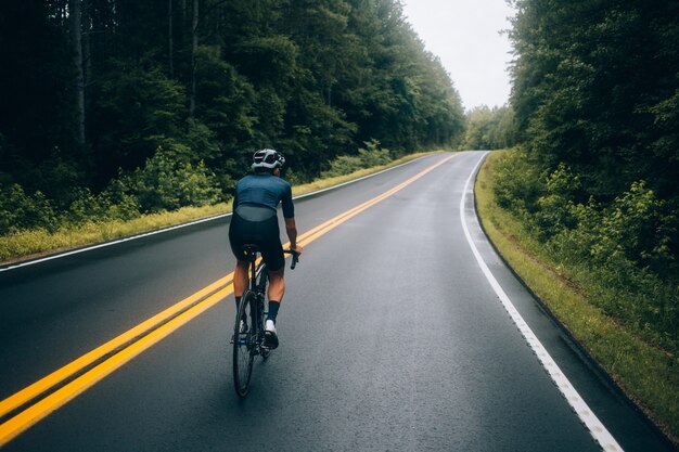 Hombre ciclista en bicicleta en la carretera