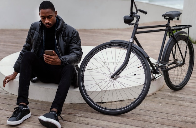 Foto gratuita hombre ciclista pasar tiempo con su bicicleta