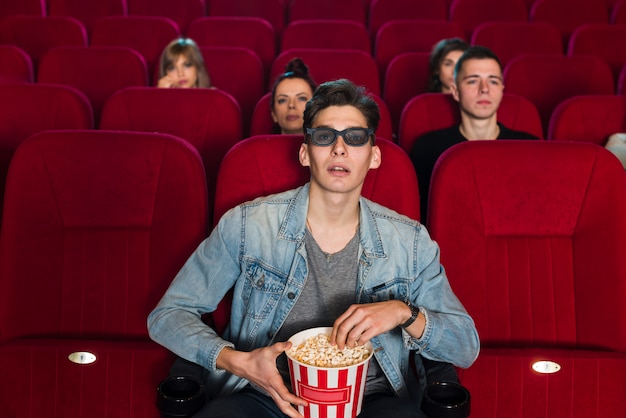 Hombre en el cine