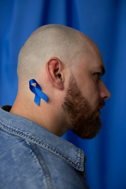 Foto gratuita hombre con cinta azul de noviembre