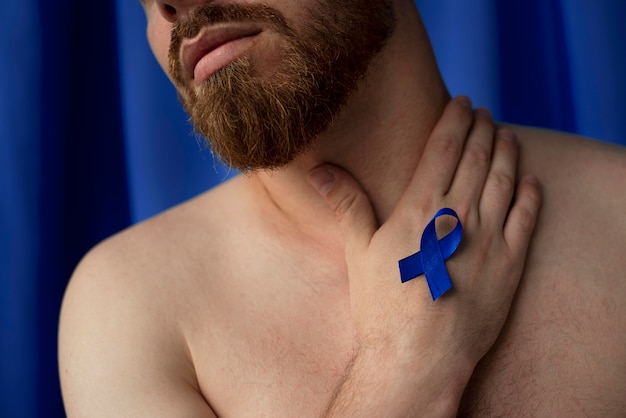 Foto gratuita hombre con cinta de cáncer de próstata