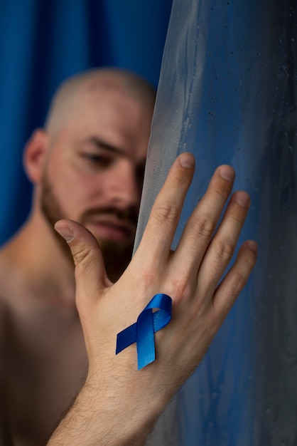 Foto gratuita hombre con cinta de cáncer de próstata