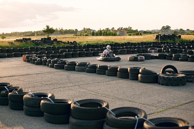 Hombre en un circuito de karting con un auto