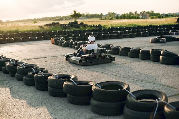 Foto gratuita hombre en un circuito de karting con un auto